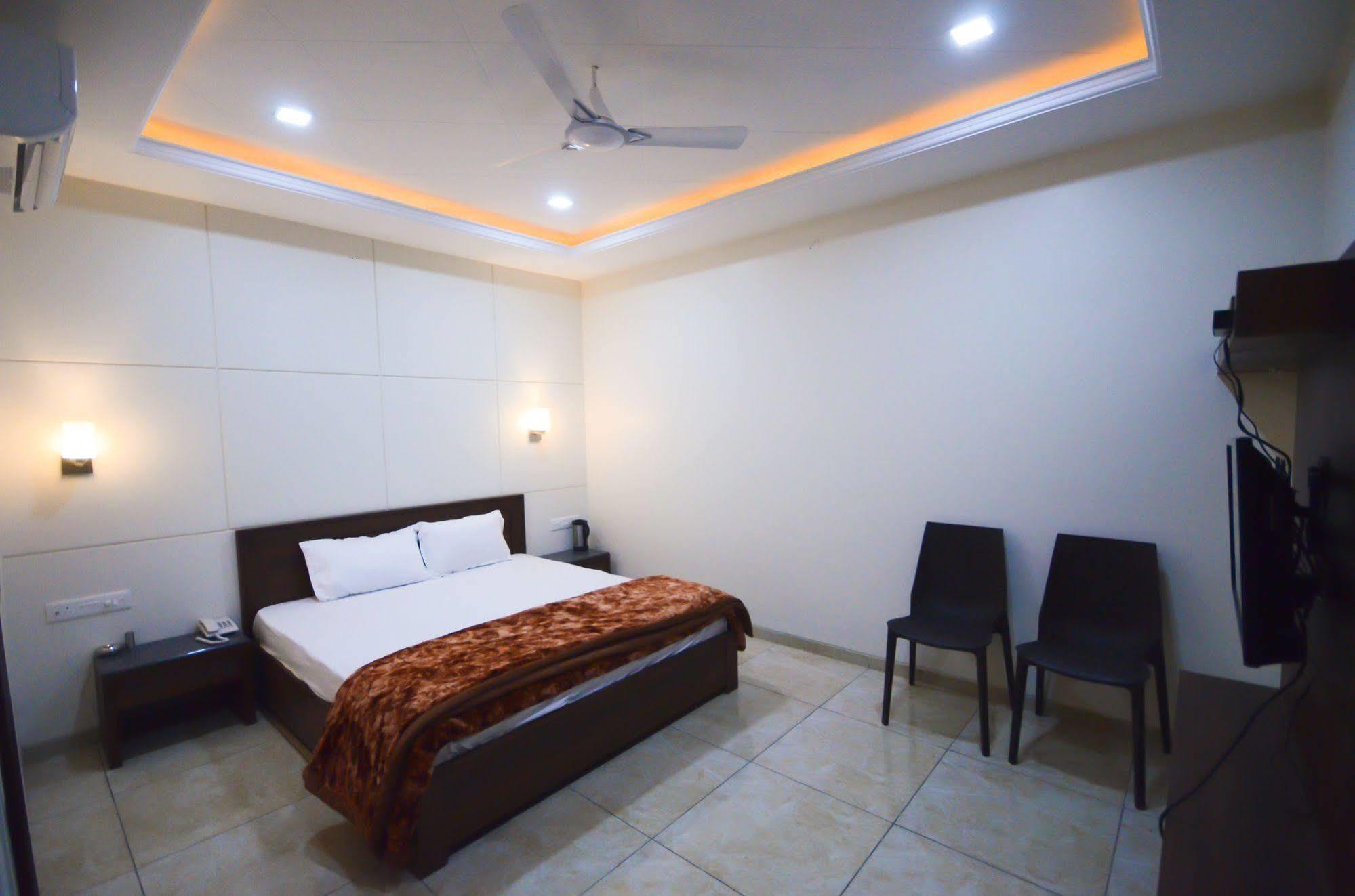 Hotel Sunday Inn Jaipur Bagian luar foto